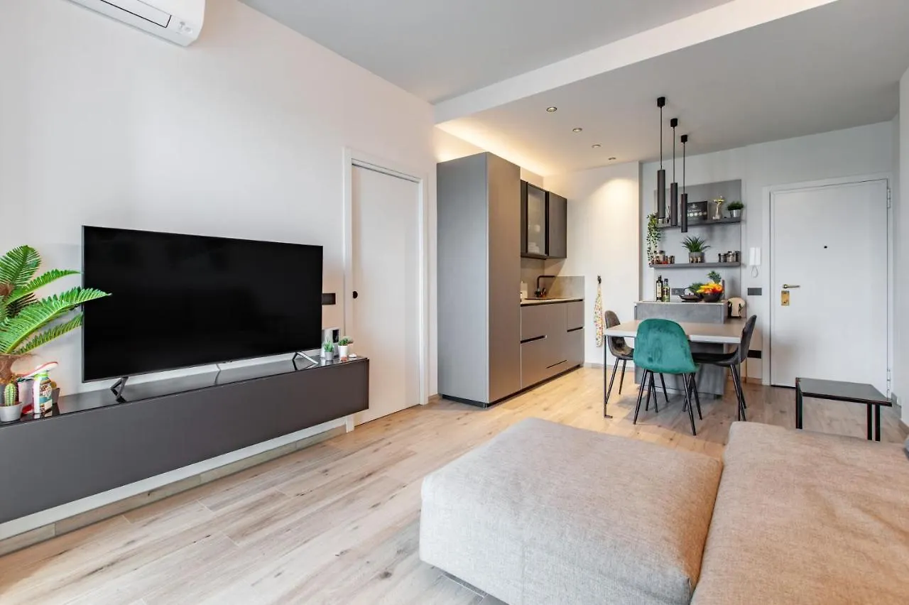Easylife - Chic E Moderno Bilocale Con Balconcino Sul Naviglio Grande Apartment Milan 0*,  Italy